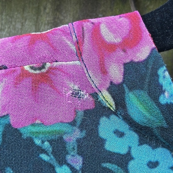 Rococo Sand Tallia ruffle bell sleeve floral top, size XS - Picture 8 of 10